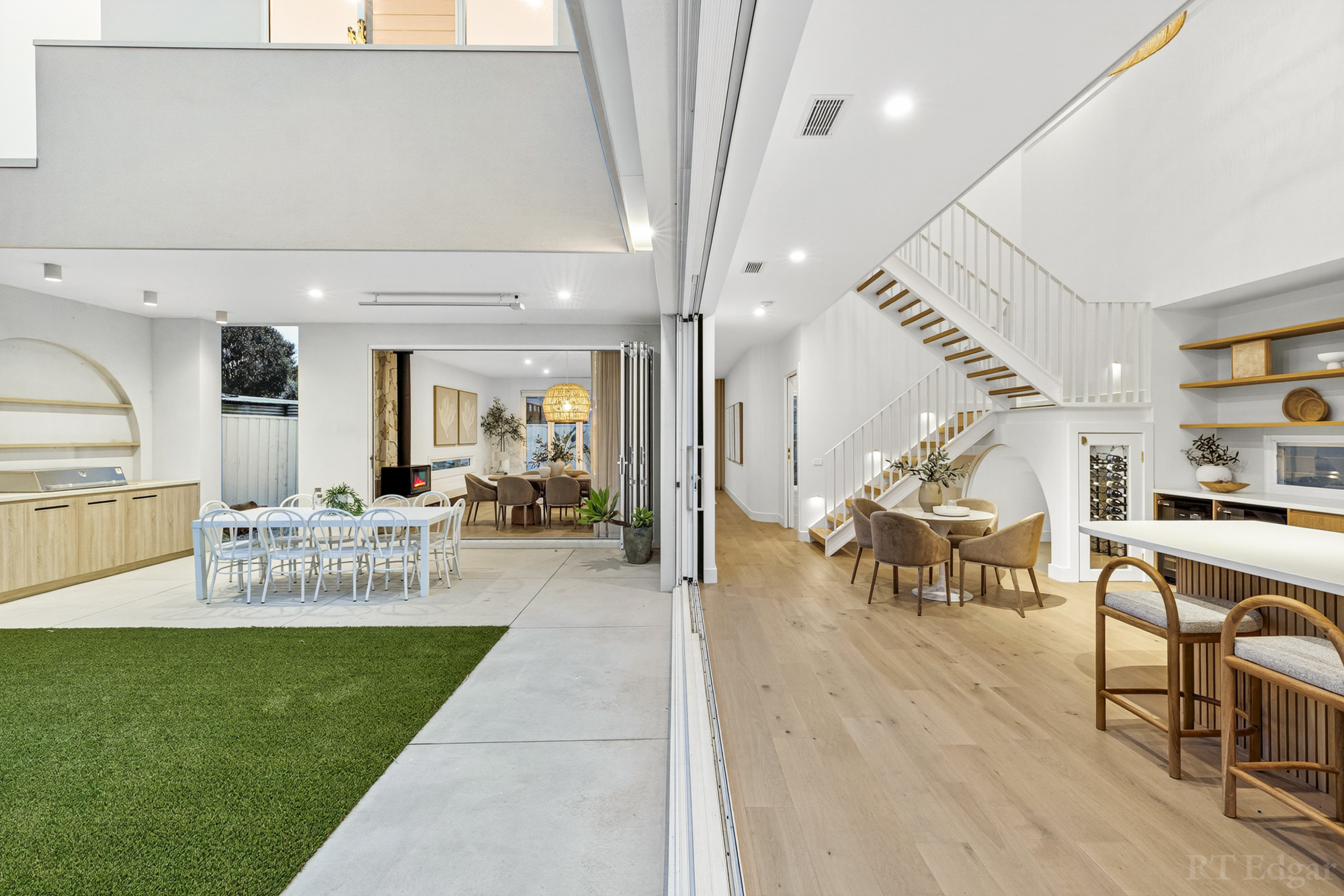 Living area connecting the kitchen, dining room and courtyard